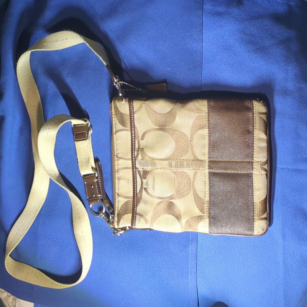 Authentic Coach Signature Crossbody Purse Asking ONLY $35 WOW - Picture 5 of 7